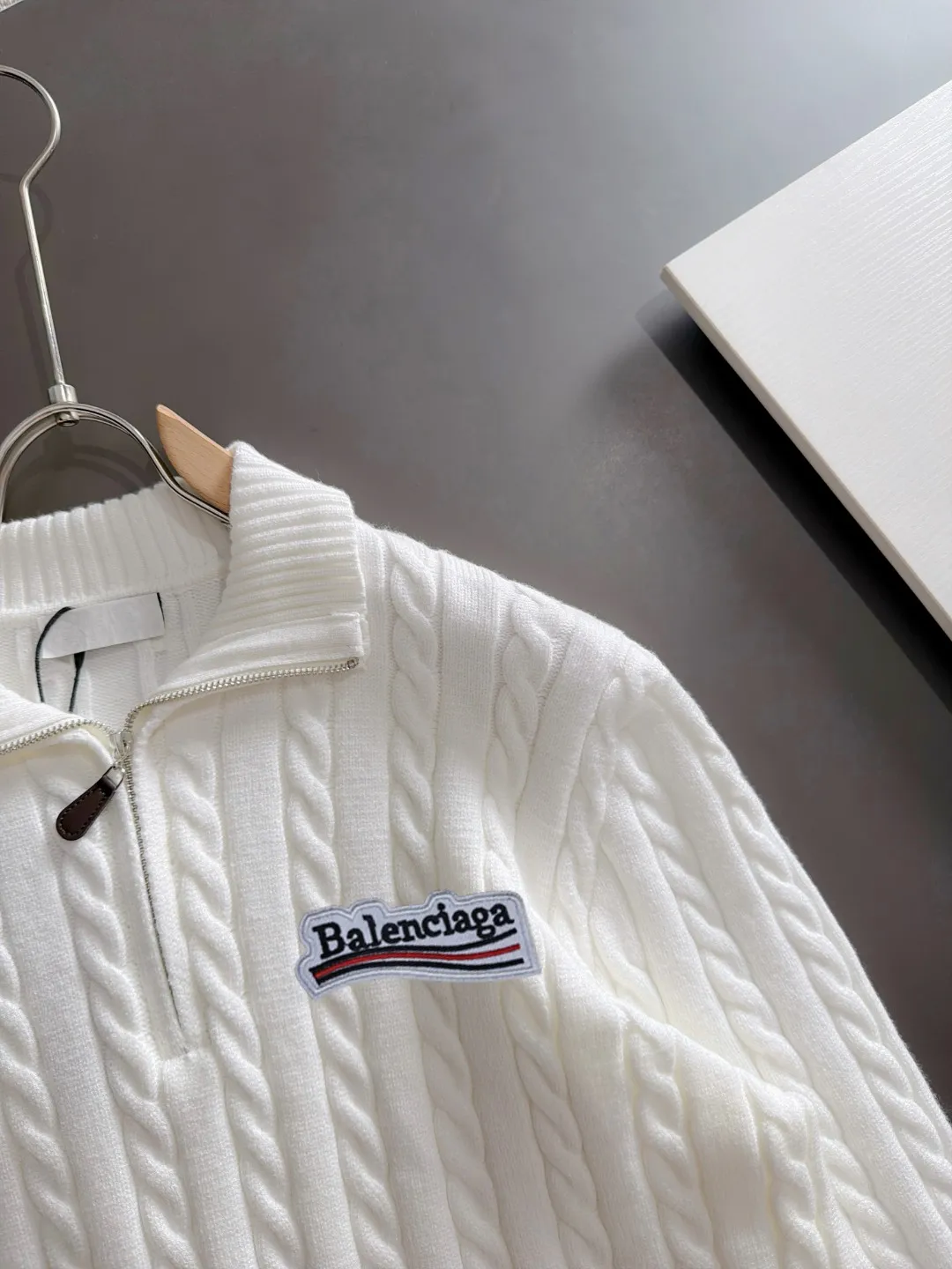 Next day shipping P195 Balenciaga high quality 2026 autumn and winter official website latest sweater, on sale at the same time at the counter Hot Sale! Specially made of wool blended fabric. It feels comfortable and can be directly in contact with the skin. The logo badge is exquisitely embroidered, which is extremely eye-catching! The details highlight the fashionable charm of big brands. Exquisite workmanship. Three-dimensional cutting style. The wearing effect is invincible and handsome! All three standards are complete! Sizes:M-3XL